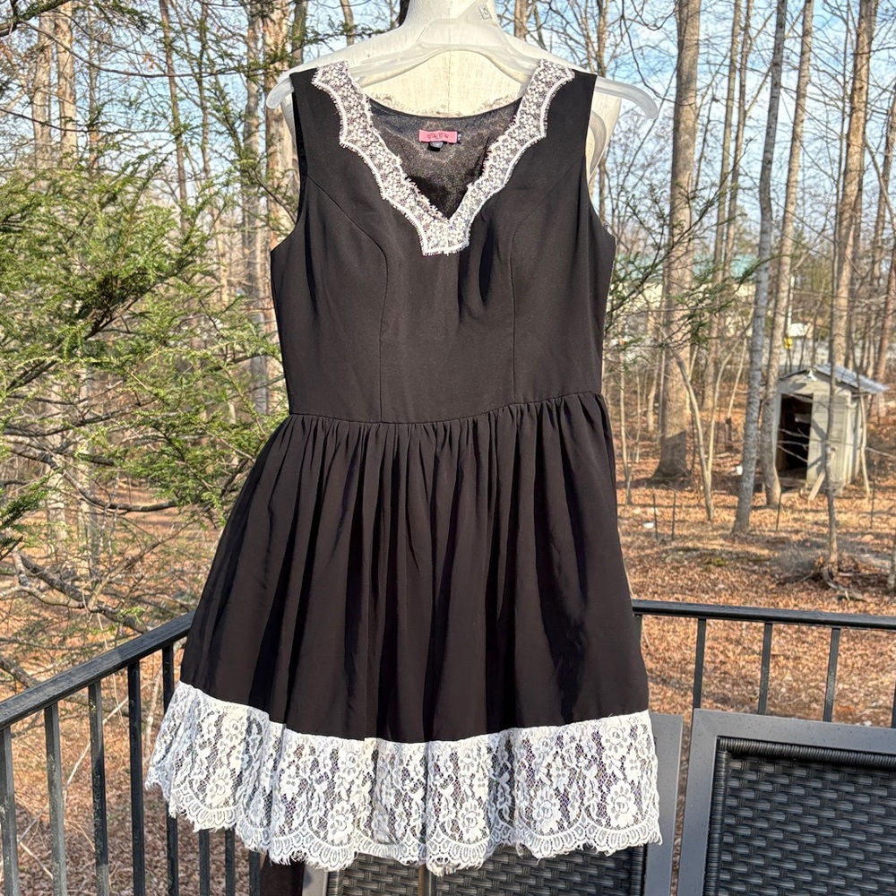 Chi Chi London Elegant Black sleeveless dress with white Lace Trim sz 6